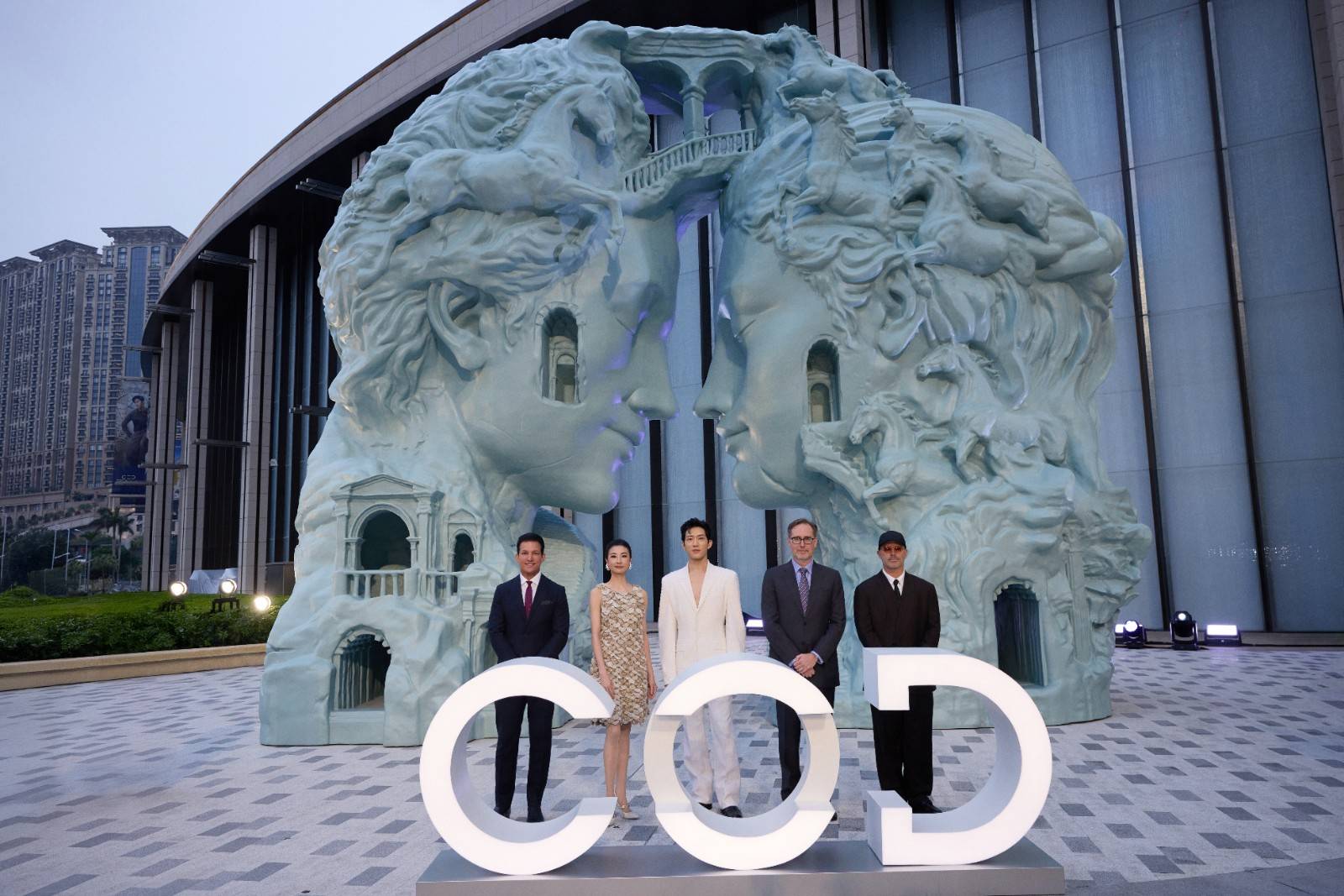 澳门新濠天地总裁高添文先生+（Tim+Kelly）、新濠天地品牌挚友谭元元女士、新濠天地全球品牌大使井柏然先生、新濠集团总裁及董事会成员Evan+Winkler先生以及当代先锋艺术家丹尼尔+·+阿尔轩先生.jpg